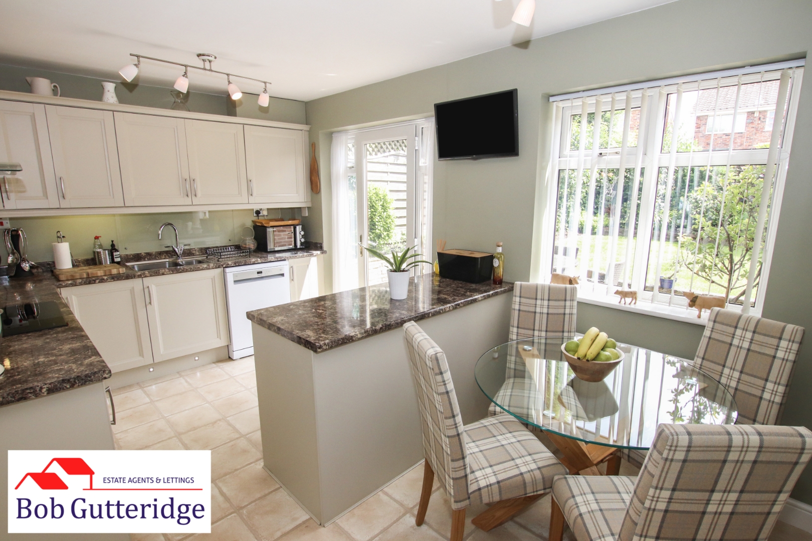 FITTED KITCHEN / BREAKFAST ROOM